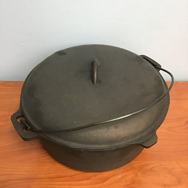 Vintage #12 Cast Iron Dutch Oven