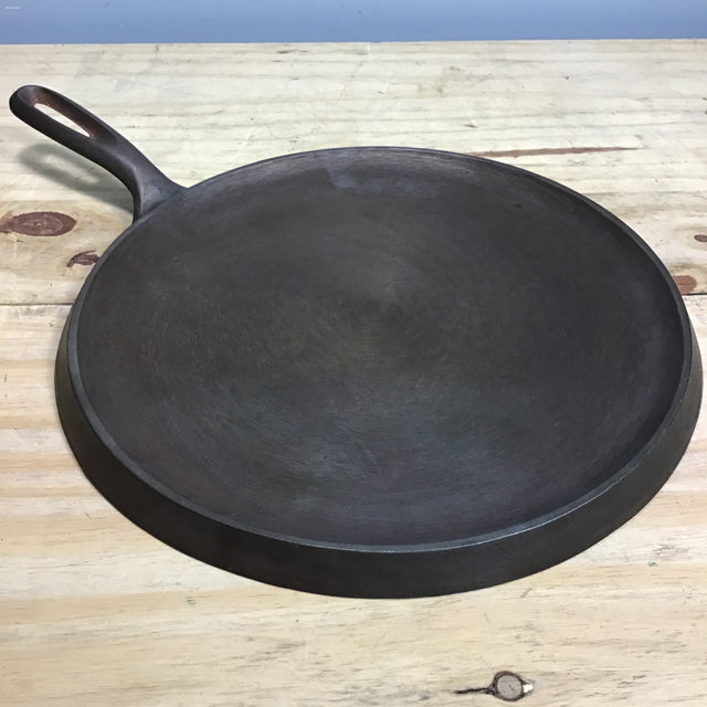 Vintage W.I.R. Co. Cast Iron 9.5 in. round Griddle